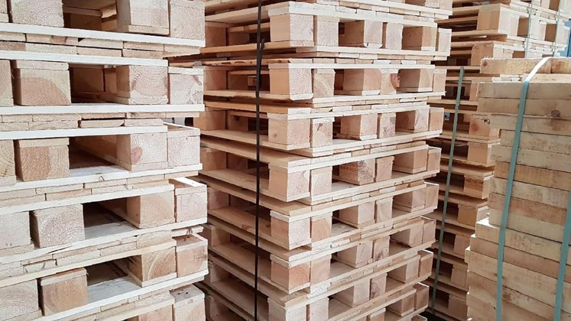 Piles de palettes de bois