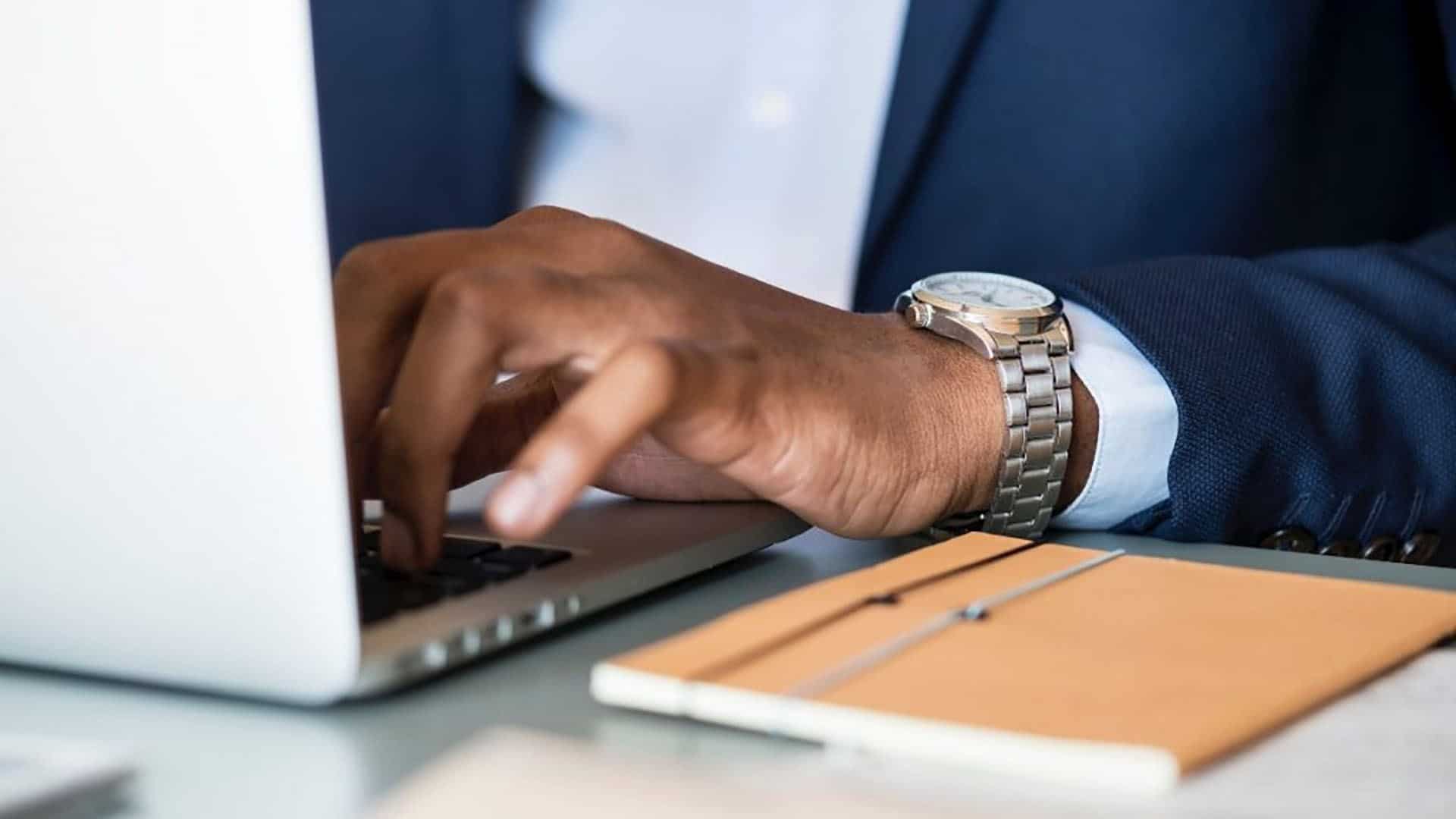 Homme tapant au clavier d'un portable